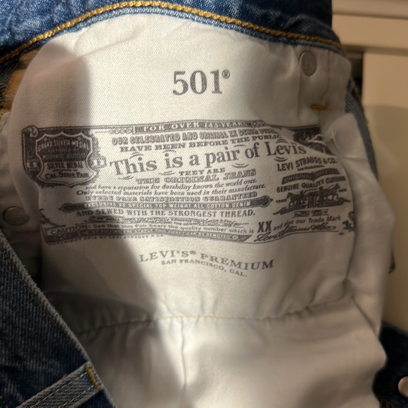 Levi's 501 Cutoff Shorts
Color Luxor Levels
Size 28 - Picture 5 of 7